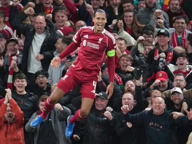 Pemain Liverpool, Virgil van Dijk, melakukan selebrasi setelah mencetak gol ke gawang Atletico Madrid pada laga matchday 1 League Phase Liga Champions 2025/2026 di Anfield, Kamis (18/9/2025) dini hari WIB. (AP Photo/Jon Super)