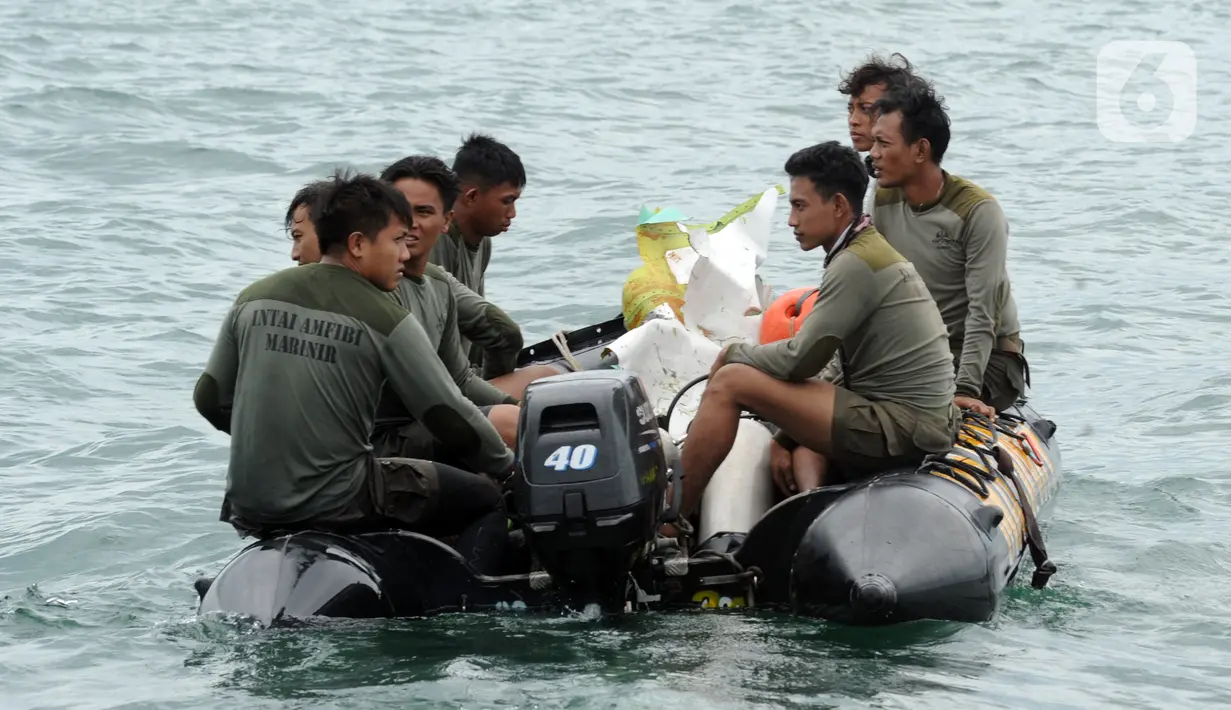 Tim SAR gabungan membawa serpihan pesawat Sriwijaya Air SJ 182 dengan perahu karet di perairan Kepulauan Seribu, Jakarta, Minggu (10/1/20221). Sriwijaya Air SJ 182 hilang kontak empat menit usai lepas landas dari Bandara Soetta. (merdeka.com/Arie Basuki)