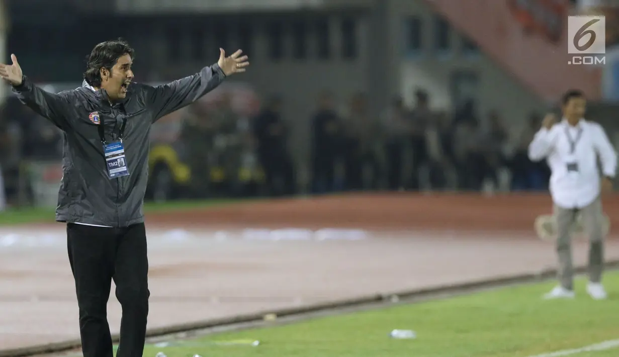 Pelatih PSMS, Stefano Cugurra memberi arahan pada timnya saat laga pertama semifinal Piala Presiden 2018 melawan PSMS di Stadion Manahan, Solo, Jawa Tengah, Sabtu (10/2). Persija menang 4-1. (Liputan6.com/Helmi Fithriansyah)
