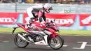 Dani Pedrosa tengah beraksi dengan berdiri diatas motor Honda CBR 150 di Sentul, Bogor, Minggu (14/2/2016). (Bola.co/Nicklas Hanoatubun)