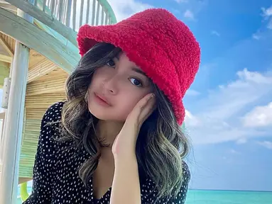 Aktris muda penuh talenta, Yoriko Angeline mengawali karier sebagai seorang penyanyi yang tergabung dalam grup vokal Teenebelle. Di usianya yang masih muda ini perkembagan kariernya pun sangat pesat, dan sudah banyak membintangi film maupun serial. Meski dalam karier aktingnya ini ia belum cukup banyak tampil di layar kaca saat berperan dalam sinetron. (Liputan6.com/IG/@yorikooangln_)
