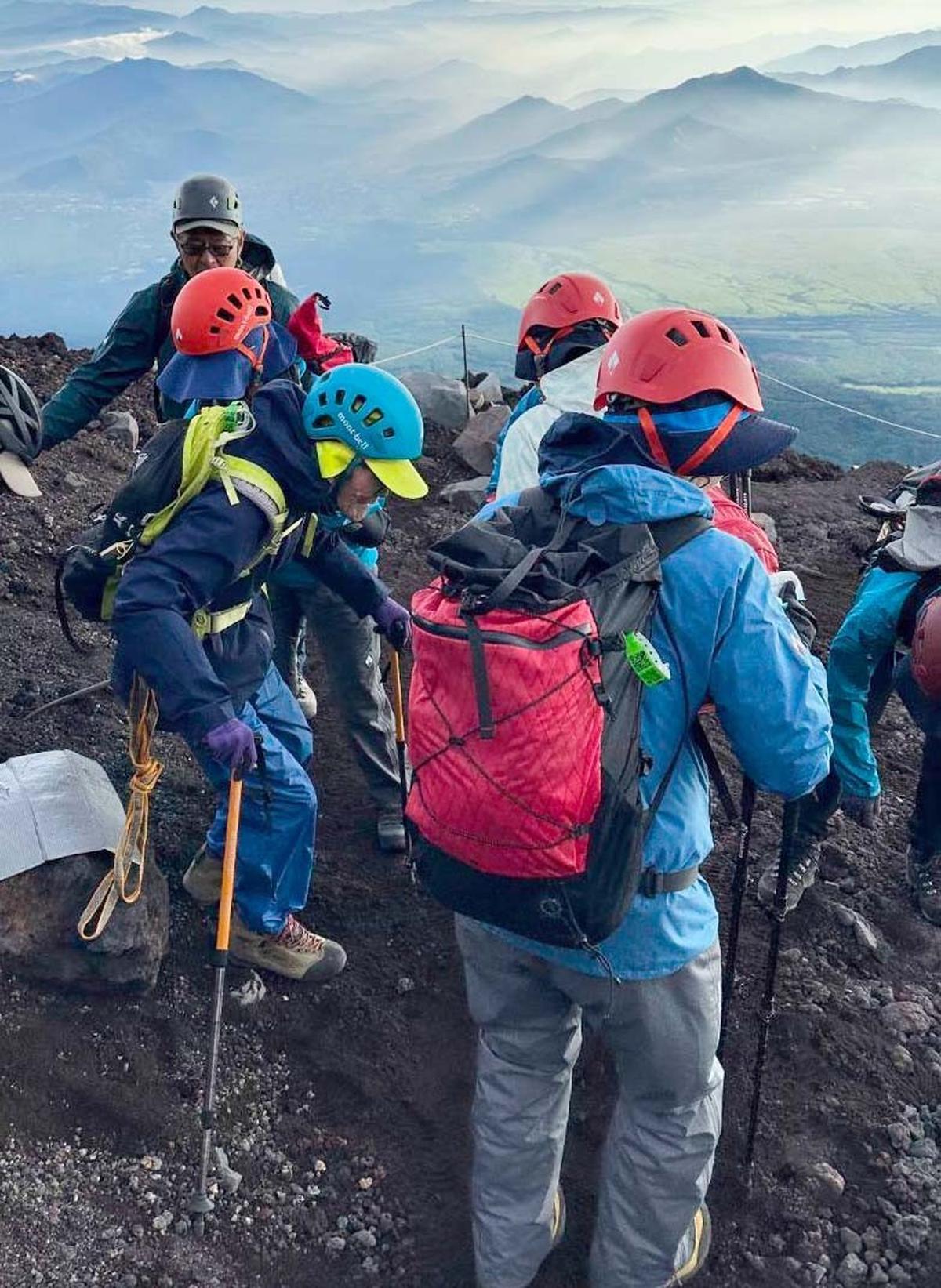 FOTO: Melawan Batas Usia,  Kakek 102 Tahun Pecahkan Rekor Pendaki Tertua  Gunung Fuji