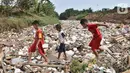 Anak-anak bermain di atas tumpukan sampah yang memenuhi Kali Jambe, Desa Satria Jaya, Tambun Utara, Bekasi, Jawa Barat, Kamis (31/10/2019). Sudah empat hari ini sampah sepanjang 200 meter memenuhi aliran Kali Jambe di Desa Satria Jaya. (merdeka.com/Iqbal Nugroho)