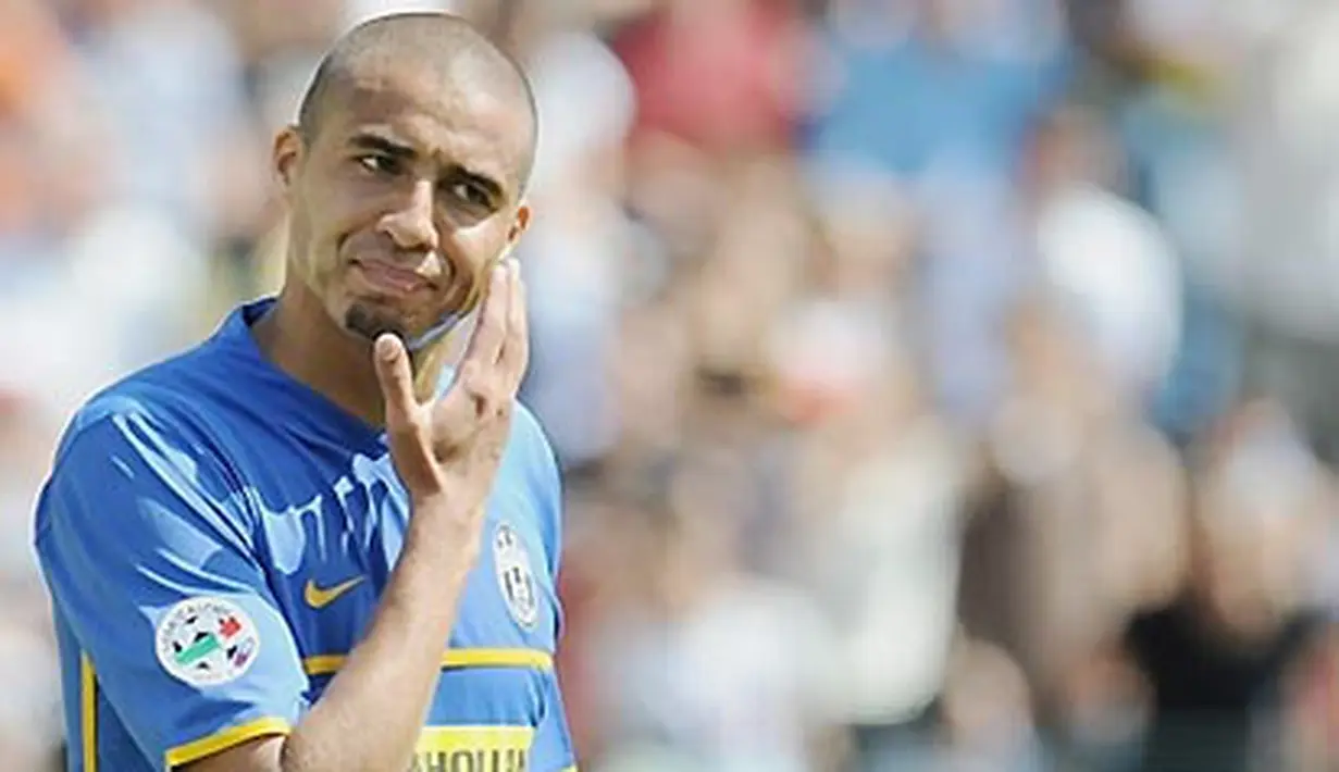 Juventus' French forward David Trezeguet reacts after a missed goal during Siena vs Juventus italian Serie A football match at Artemio Franchi stadium in Siena on May 4, 2008.  AFP PHOTO / Alberto Pizzoli