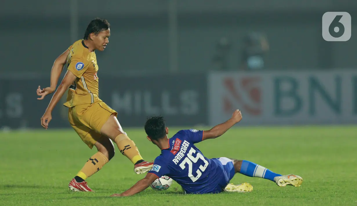 Gelandang Bhayangkara FC, Adam Alis (kiri), berusaha melewati pemain Persiraja Banda Aceh, Ramadhan, pada laga BRI Liga 1 di Stadion Indomilk Arena, Minggu (29/8/2021). Bhayangkara FC berhasil mengalahkan lawannya Persiraja Banda Aceh dengan skor 2-1. (Bola.com/M iqbal Ichsan)