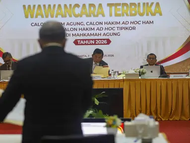 Ketua Komisi Yusial (KY) Abdul Chair Ramadhan (tengah), Wakil Ketua KY Desmihardi (kanan), Anggota KY Andi Muhammad Asrun tengah (kiri) menguji calon hakim agung saat tes wawancara terbuka di Gedung Komisi Yudisial , Jakarta, Selasa (4/8/2026). (KLY/ Arie Basuki)
