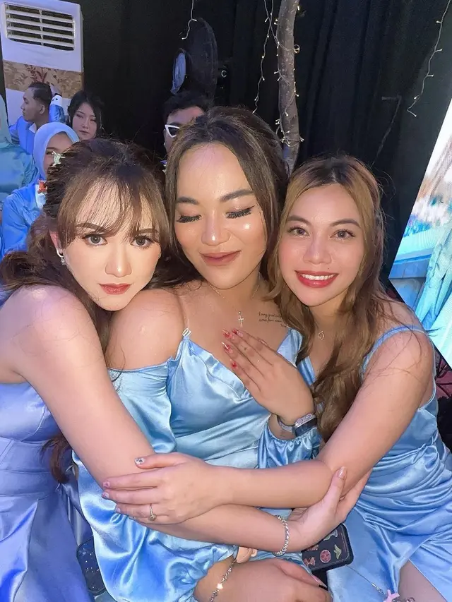 Potret Happy Asmara dengan Syella dan Frislly (Sumber: Instagram/@happy_asmara77)