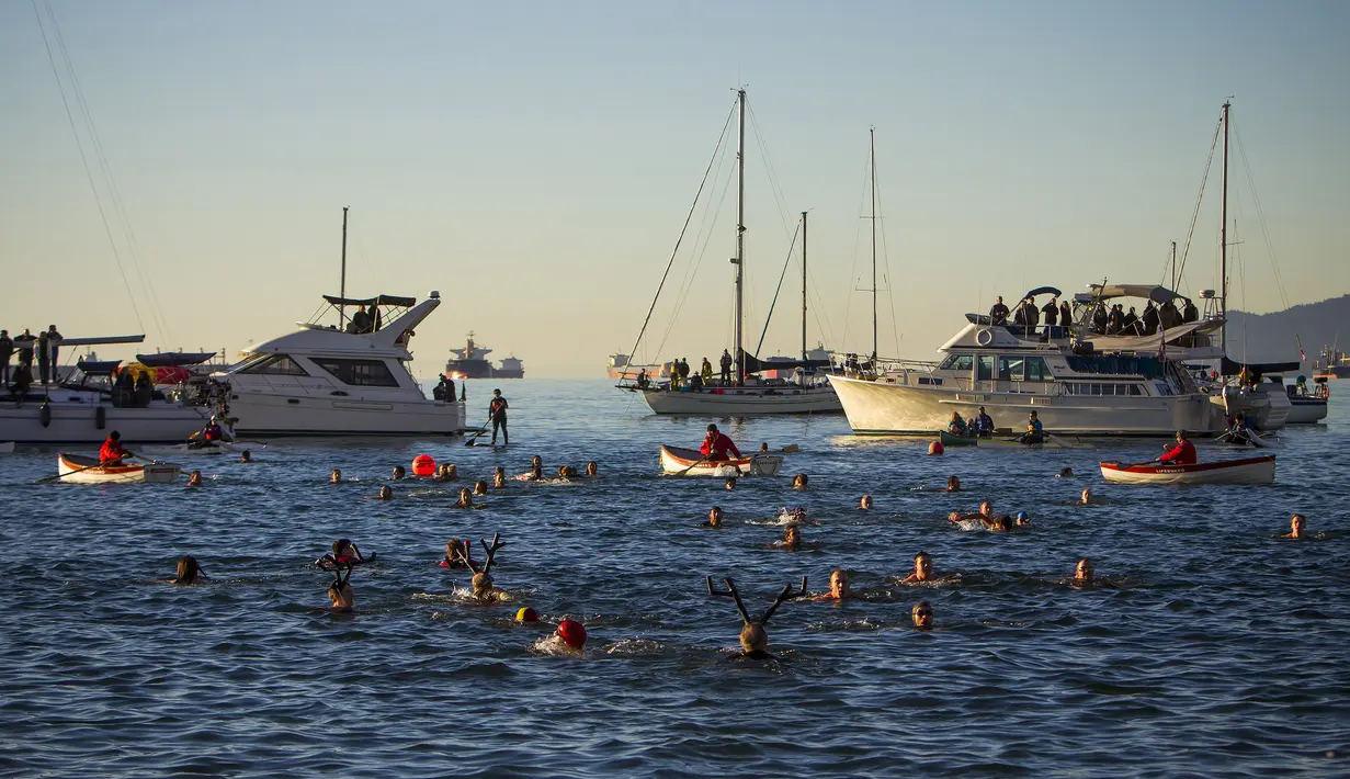 Sejumlah peserta yang berenang di English Bay saat ambil bagian dari acara tahunan Polar Bear Swim di Vancouver, Kanada (2/1/2016). Meski suhu di pantai tersebut mencapai 3 derajat celcius, mereka tetap antusias. (REUTERS / Ben Nelms)