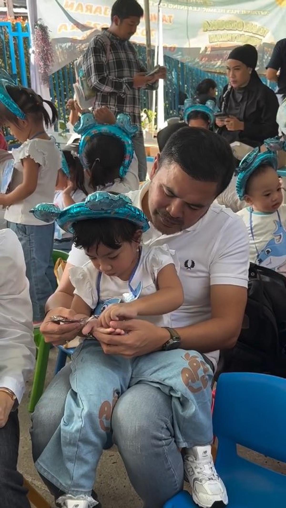 7 Potret Amala Anak Irish Bella Tampil di Acara Sekolah Pertama Kali, Didampingi Haldy Sabri