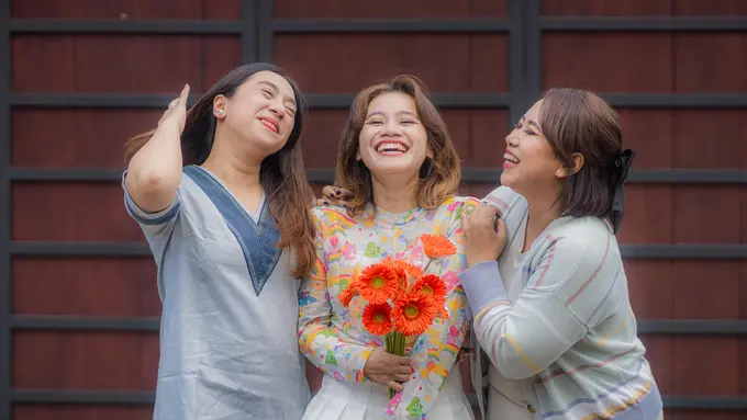 wanita januari bahagia bersama