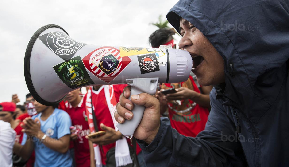 Suporter Indonesia bernyanyi bersama sebelum menyaksikan laga melawan Malaysia di Stadion Shah Alam, Selangor, Sabtu, (26/8/2017). Indonesia akan menghadapi Malaysia pada laga semifinal sepak bola SEA Games 2017. (Bola.com/Vitalis Yogi Trisna)