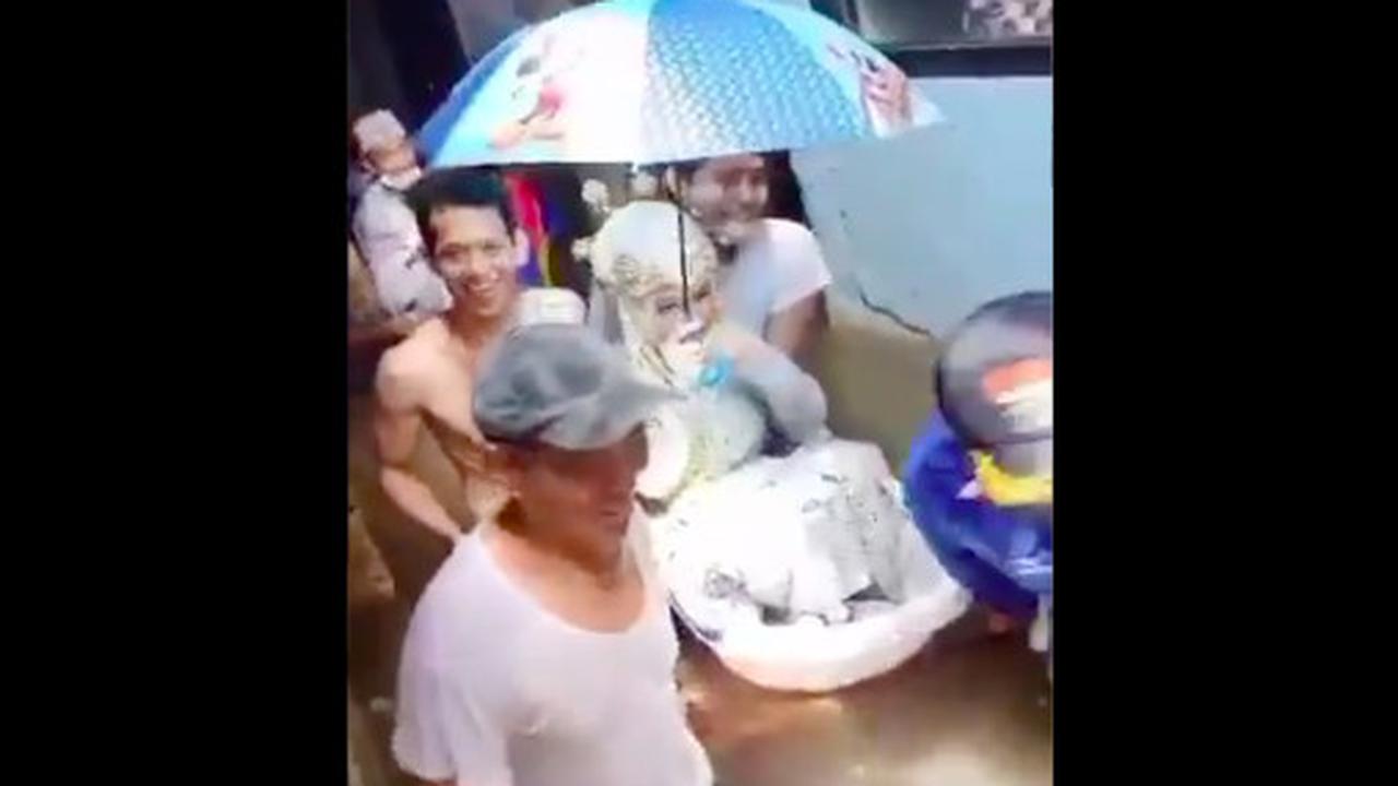 Demi ke KUA, Pengantin Wanita Naik Bak Mandi Bayi untuk Terobos Banjir