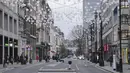 Oxford Street di pusat kota London saat kosong pada Hari Natal, Sabtu, (25/12/2021). Gelombang virus corona varian omicron memaksa gereja untuk membatalkan atau menskalakan kembali layanan dan mengganggu rencana perjalanan dan pertemuan keluarga. (Jonathan Brady/PA via AP)