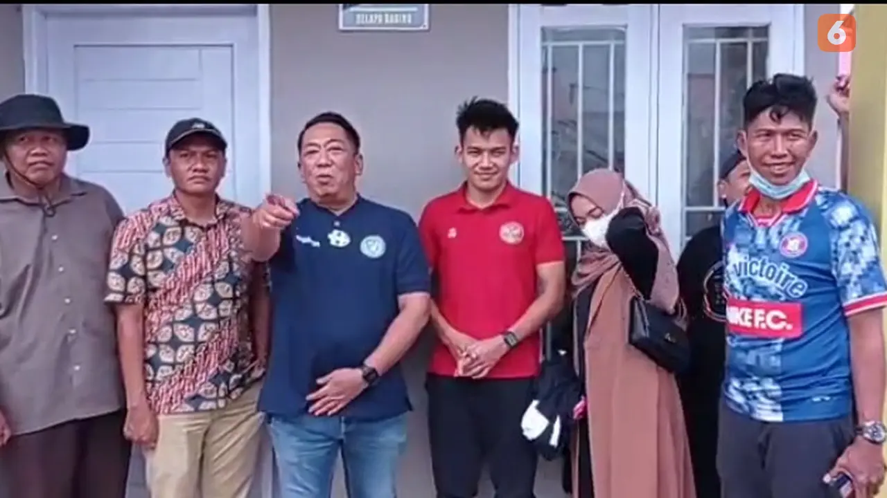 Witan Sulaeman saat menerima hadiah rumah