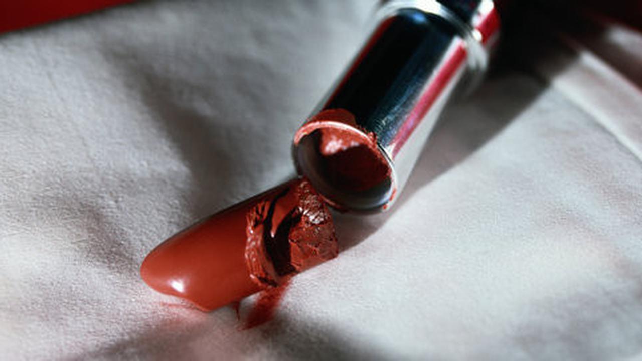 Jangan Dibuang, Perbaiki Lipstik yang Patah dengan Tips Gampang Ini!!