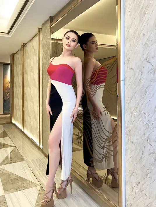 Dres one shoulder serta paduan warna yang memukau menjadikan dress-nya semakin terlihat menjanjikan. [Foto: Instagram/ Fabienne Nicole]