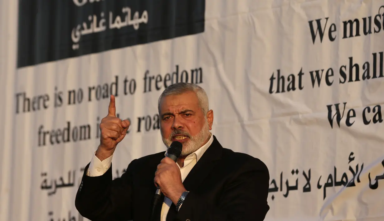 Pemimpin Hamas Ismail Haniya berpidato dihadapan warga Palestina yang sedang melakukan protes di perbatasan Israel-Gaza (9/4). Korban tewas terakhir adalah seorang warga Palestina bernama Awad Kudeyh. (AFP Photo/Mahmud Hams)