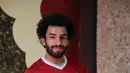 Pesepakbola Irak Hussein Ali berpose mengenakan kostum Liverpool di ibukota Baghdad (4/6). Dengan jenggot hitamnya dan rambut keriting, Hussein Ali sering disangka sebagai salah satu pemain top dunia Mohamed Salah asal Mesir. (AFP Photo/Sabah Arar)