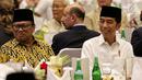 Presiden Joko Widodo bersama Ketua DPD Oesman Sapta Odang saat menghadiri acara buka puasa bersama di Jakarta, Rabu (14/5/2019). Acara buka puasa tersebut dihadiri sejumlah tokoh-tokoh dan petinggi partai politik. (Liputan6.com/Johan Tallo)