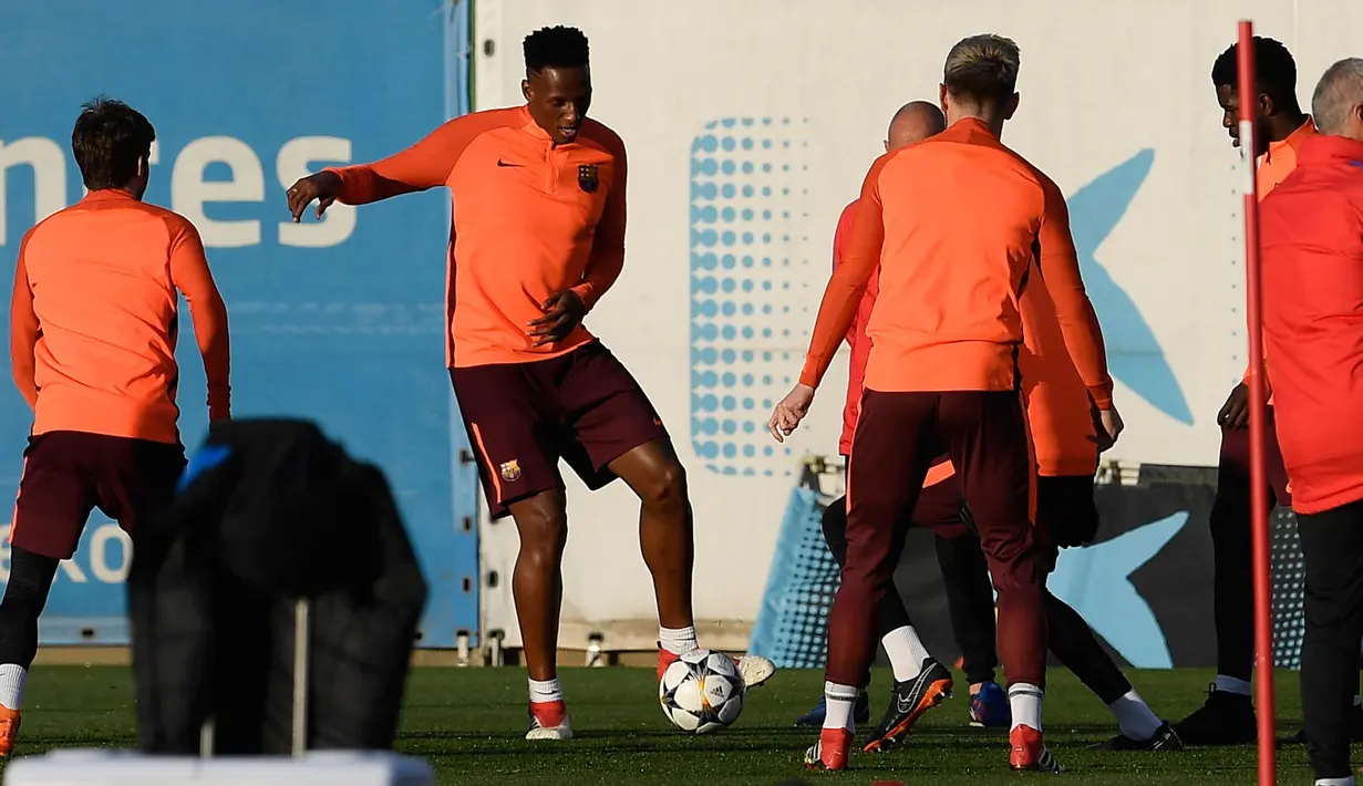 Gelandang Barcelona, Yerri Mina (tengah) menendang bola saat mengikuti latihan di Joan Gamper Sports Center di Sant Joan Despi, Spanyol (13/3). Pada leg pertama Barcelona bermain imbang 1-1 atas Chelsea di Inggris. (AFP Photo/Lluis Gene)