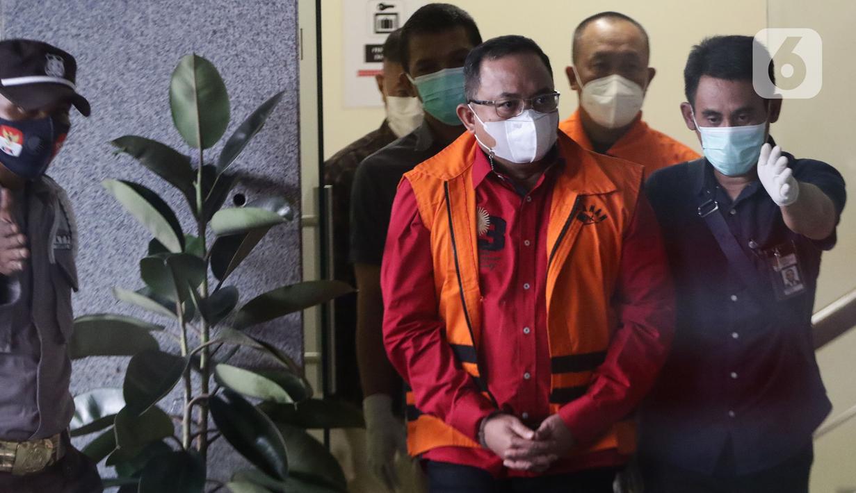Bupati Musi Banyuasin periode 2017-2022, Dodi Reza Alex Nurdin (tengah) digiring petugas sesaat sebelum rilis penetapan dan penahanan tersangka di Gedung KPK Jakarta, Sabtu (13/10/2021). (Liputan6.com/Helmi Fithriansyah)