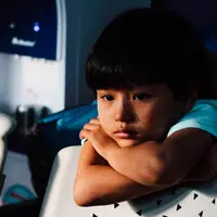 Jika anak terlalu diam, orangtua wajib mencari tahu sebabnya/copyright: unsplash/chinh le duc