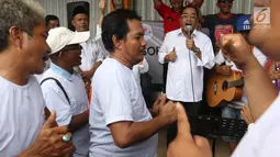 Menteri Perhubungan Budi Karya Sumadi bernyanyi saat nongkrong bareng sopir angkot di Tangerang, Banten, Sabtu (26/1). Budi mendengar banyak masukan dari para sopir angkot tentang permasalahan yang mereka alami. (Liputan6.com/Angga Yuniar)