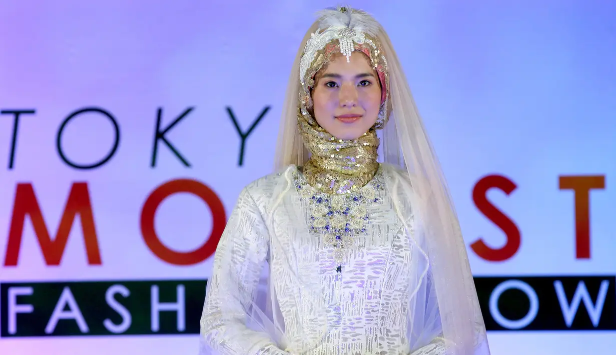 Model menampilkan rancangan Lynn Siregar dengan brand Weddingku Gallery pada Tokyo Modest Fashion Show di Halal Expo Japan, Tokyo, Selasa (22/11). Ada 10 merek, sebagian besar dari Singapura, yang memamerkan busananya di pagelaran ini (REUTERS/Toru Hanai)