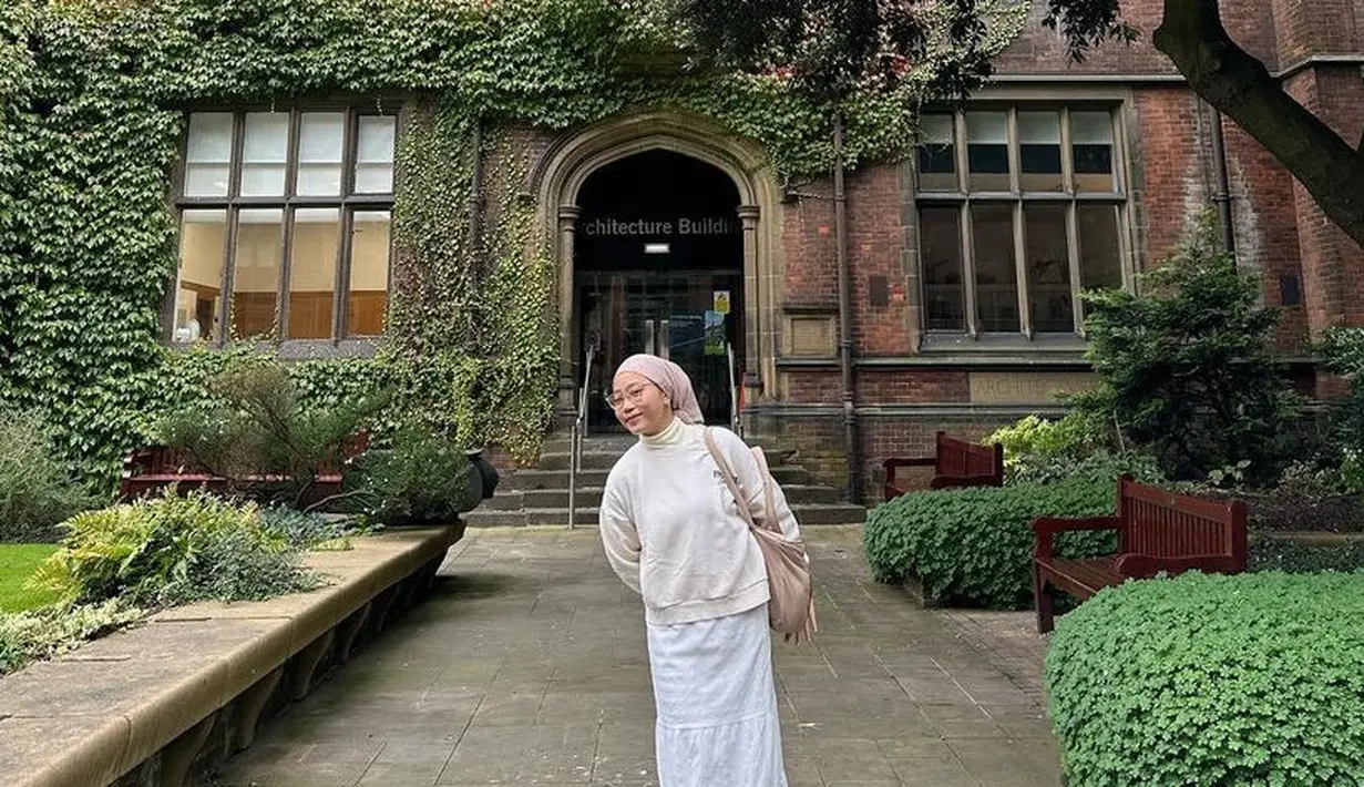 Sebelum melepas hijabnya, Camilia Azzahra tampil dengan turban warna ungu dipadukan atasan beige dengan inner turtleneck putih serasi dengan rok panjang dan sneakersnya. [@camilliazr]