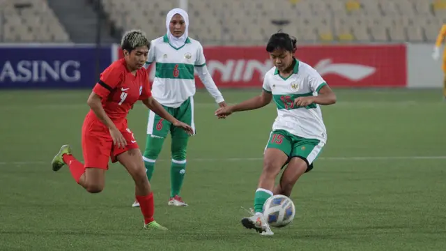 Timnas Indonesia Putri ketika melawan Singapura pada leg pertama Kualifikasi Piala Asia Putri 2022 Grup C.