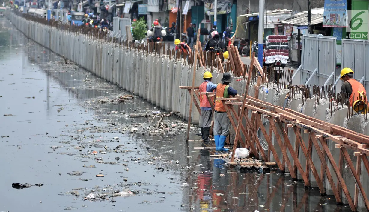 Pekerja Dinas Sumber Daya Air saat menyelesaikan pembangunan turap di Kali Duri, Jakarta, Kamis (25/10). Pembangunan turap bertujuan memperlebar aliran dan mengantisipasi terjadinya banjir di kala musim penghujan. (Merdeka.com/Iqbal Nugroho)