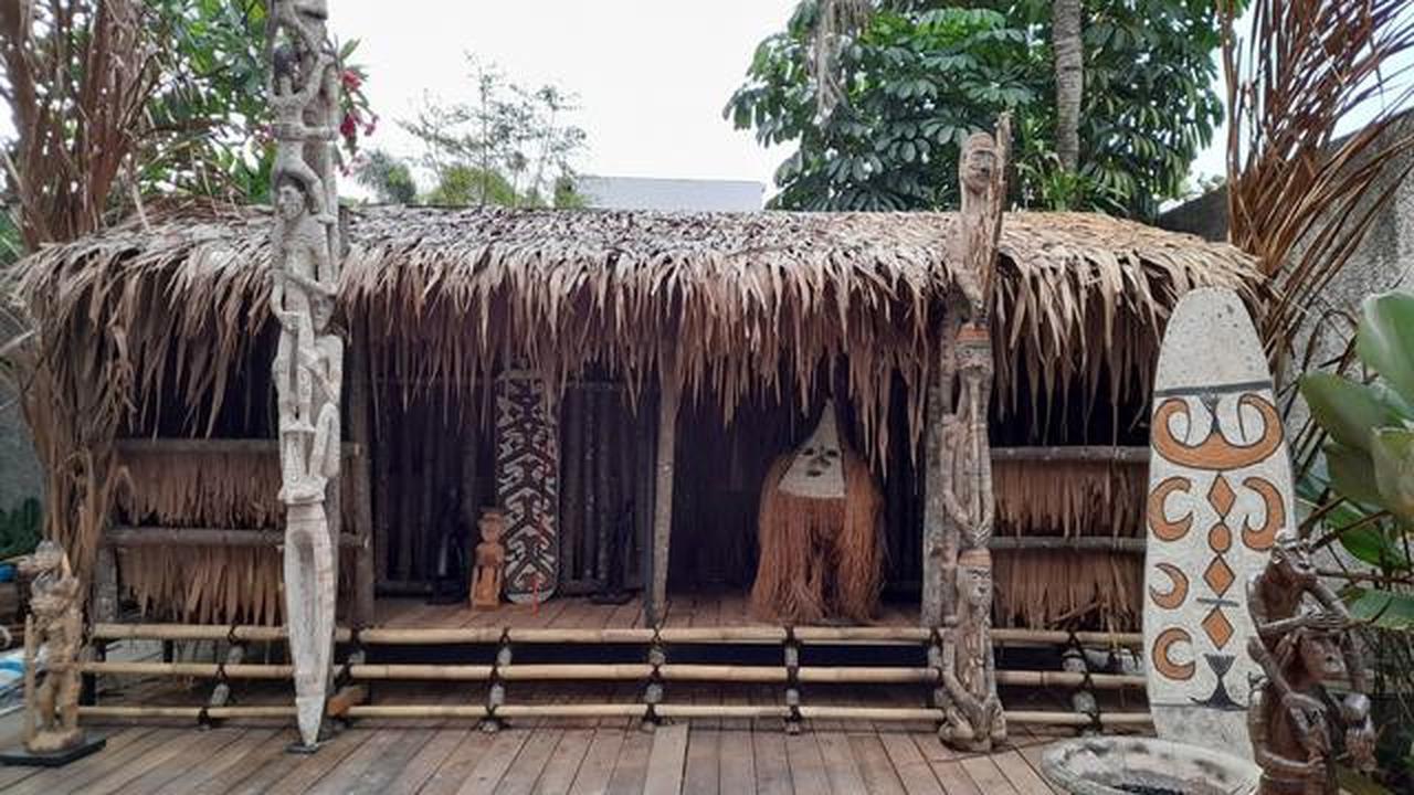 Instalasi rumah jew khas suku Asmat di pameran bertajuk Asamanam yang berlokasi di kantor Han Awal &amp; Partners, Bintaro, Tangerang Selatan. (dok. Liputan6.com/Dinny Mutiah)
