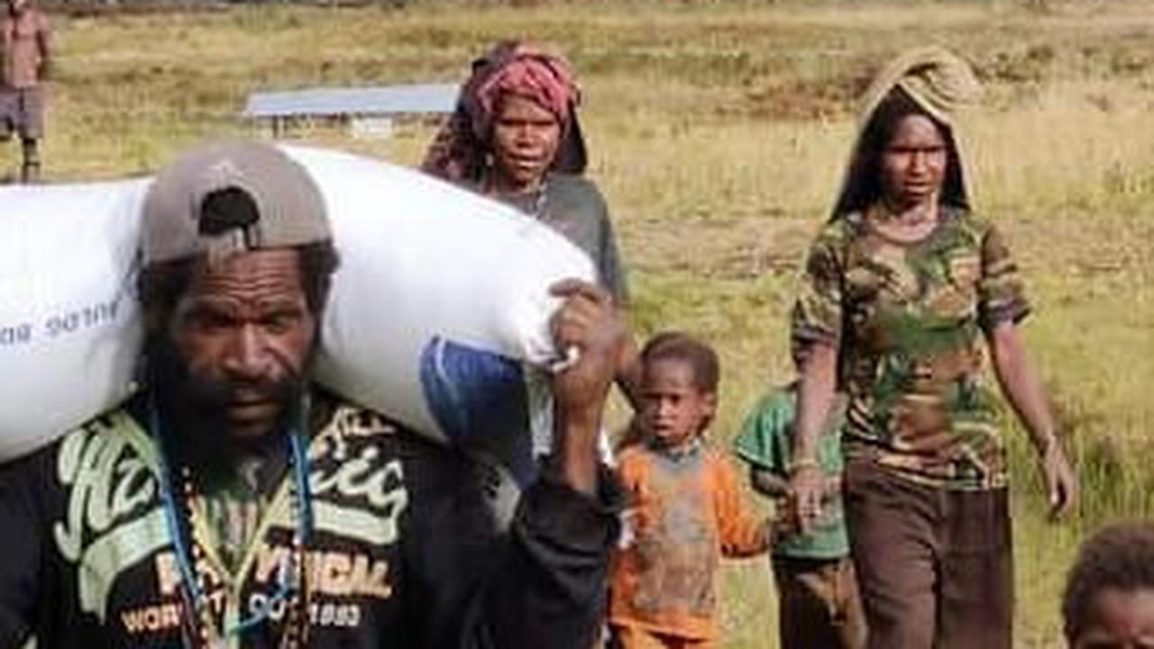 Kapolri Bantu 264,7 Ton Beras dan 1.500 Sembako untuk Warga Papua Terdampak Kekeringan