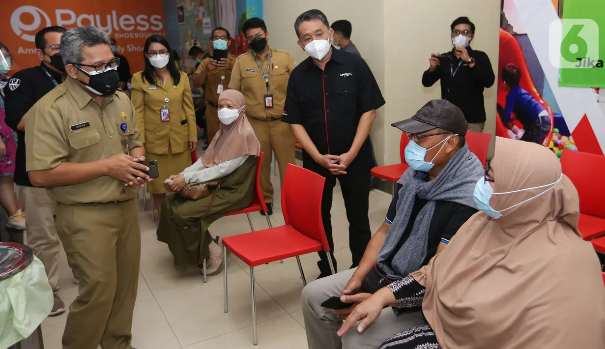Kepala Sudinkes Jakarta Timur dr. Indra Setiawan dan CEO PT. Lippo Malls Indonesia Eddy Mumin berbincang dengan warga lansia usai divaksin di Cibubur Junction, Jakarta, Senin (22/03/2021). (Liputan6.com/Fery Pradolo)