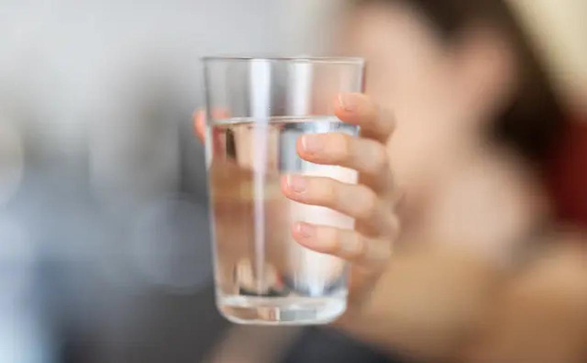 Minum Air Hangat di Pagi Hari Bisa Bantu Turunkan Kolesterol? Temukan Fakta dan Manfaatnya untuk Kesehatan Kamu!