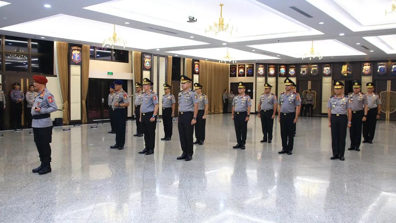 Dedi menjelaskan terdapat satu pati naik pangkat dari bintang dua ke bintang tiga, lima pati naik pangkat dari bintang satu menjadi bintang dua, dan delapan perwira menengah naik pangkat menjadi bintang satu (brigadir jenderal).<br>