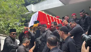 Jenazah Guruh Soekarnoputra Diberangkatkan ke TPU Karet Bivak
