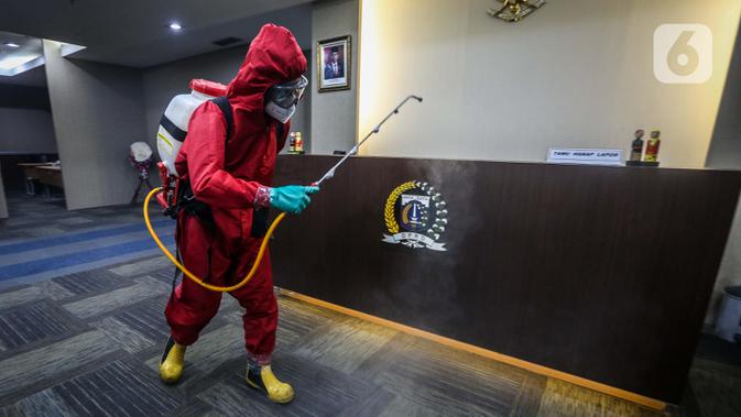 Petugas Suku Dinas Penanggulangan Kebakaran dan Penyelamatan (Damkar) Jakarta Pusat menyemprot disinfektan dan sterilisasi Gedung DPRD DKI Jakarta, Rabu (29/7/2020). Penyemprotan dilakukan setelah anggota DPRD DKI dan staf terpapar COVID-19. (Liputan6.com/Faizal Fanani)