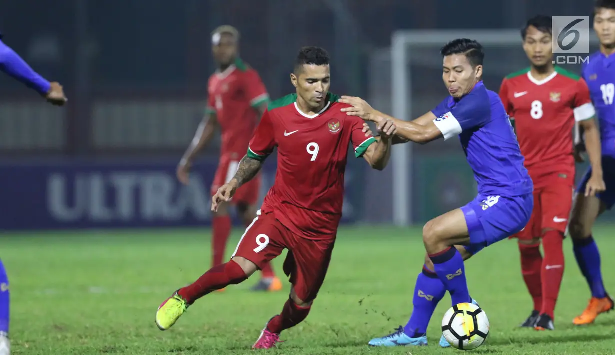 Pemain depan Timnas Indonesia U-23, Alberto Goncalves (tengah) berebut bola dengan pemain Thailand U-23 saat uji coba di Stadion PTIK, Jakarta, Kamis (31/5). Babak pertama, Indonesia U-23 ditahan imbang Thailaind U-23. (Liputan6.com/Helmi Fithriansyah)