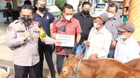 Kapolresta Banyuwangi Kombes Pol Nasrun Pasaribu (Kanan)  serahkan kembali sapi hasil curian kepada pemiliknya. (Istimewa)