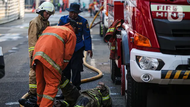 Petugas Damkar Usai Tangani Kebakaran Gedung Kejagung