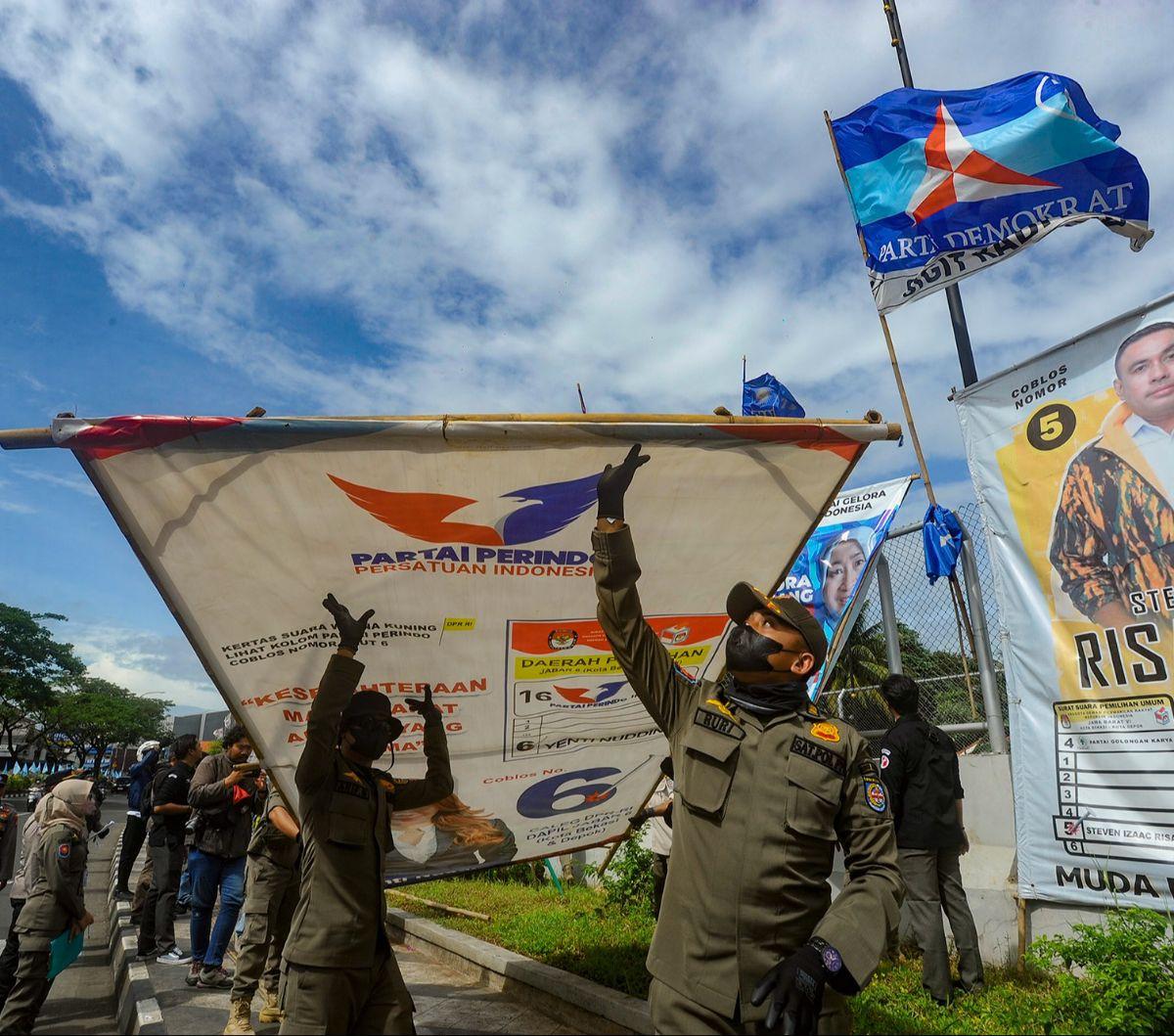 Petugas gabungan dari Panwaslu, Satpol PP, dan Polresta Depok menertibkan sejumlah alat peraga kampanye (APK) Pemilu 2024 di Jalan Margonda Raya,  Kota Depok, Jawa Barat, Rabu  (24/01/2024).&nbsp;
