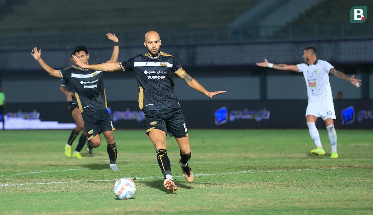 Pemain Dewa United, Risto Mitrevski, membiarkan bola keluar lapangan setelah pemain PSS Sleman salah memberikan umpan pada laga pekan ke-15 BRI Liga 1 di Stadion Indomilk Arena, Tangerang, Jumat (6/10/2023). Dewa United menang dengan skor 3-1. (Bola.com/M. Iqbal Ichsan)