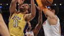 Ekspresi pemain Los Angeles Lakers, Brook Lopez (tengah) saat berebut bola dengan pemain New York Knicks, Enes Kanter pada lanjutan NBA basketball game di Madison Square Garden, New York, (12/12/2017). Knicks menang 113-109. (AP/Andres Kudacki)