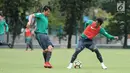 Pemain Timnas Indonesia U-23, Gavin Kwan Adsit (kiri) berebut bola dengan Hansamu Yama Pratama saat gim internal di Lapangan A Senayan, Jakarta, Minggu (21/1). Latihan Timnas Indonesia U-23 persiapan menuju Asian Games. (Liputan6.com/Helmi Fithriansyah)