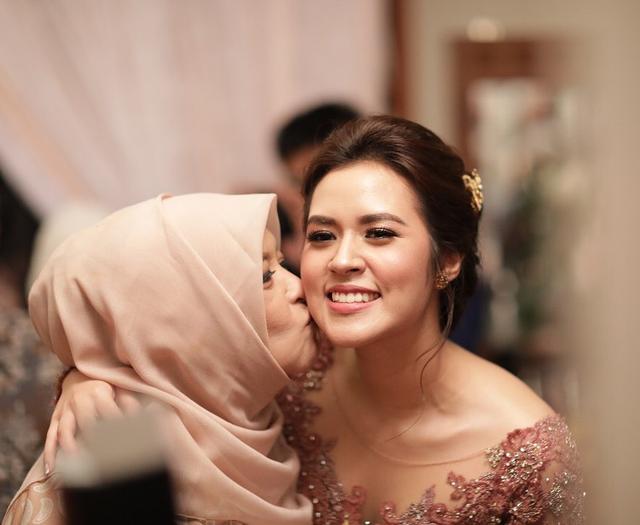 9 Potret kenangan manis Raisa dan Ibunda, bukti cinta ibu dan anak yang tak terlupakan