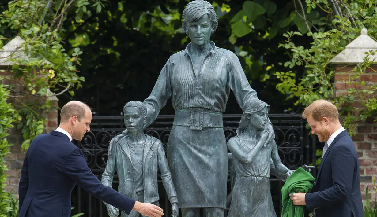 Pangeran William dan Pangeran Harry melihat patung Putri Diana di Taman Sunken, Istana Kensington, London, Inggris, Kamis (1/6/2021).  Patung Putri Diana yang dipesan oleh Pangeran William dan Pangeran Harry resmi ditampilkan ke publik pada Kamis (1/6/2021) kemarin. (Dominic Lipinski/Pool Photo via