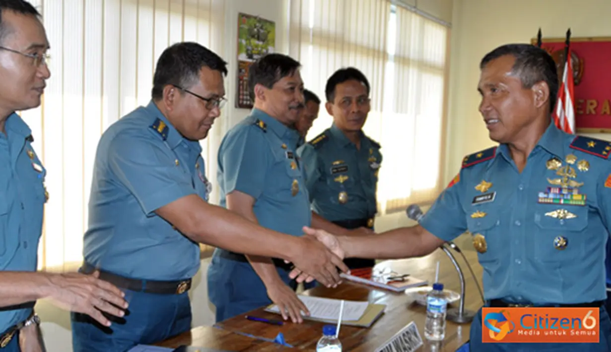 Citizen6, Sidoarjo: Ketua Tim Wasrikkap menyerahkan hasil temuan kepada Komandan Pasmar-1, Danlanmar  Surabaya, dan Dankolatmar sebagai pertanggung jawaban hasil kegiatan Wasrikkap yang telah dilaksanakan di Marwiltim. (Pengirim: Budi Abdillah)