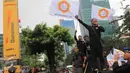 Seorang demonstran melakukan orasi saat aksi menolak PHK massal Bank Danamon, Jakarta, Jumat (28/10). Demonstran melakukan long march dari Tugu Tani ke Menara Danamon di Kawasan Kuningan .(Liputan6.com/Angga Yuniar)