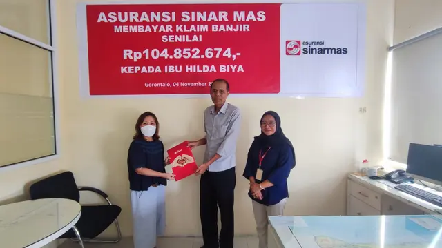 Pembayaran klaim Hole In One oleh Asuransi Sinar Mas dalam waktu 2 hari kerja dan pembayaran klaim bencana banjir di Gorontalo senilai Rp 104 juta. (Dok Sinar Mas)